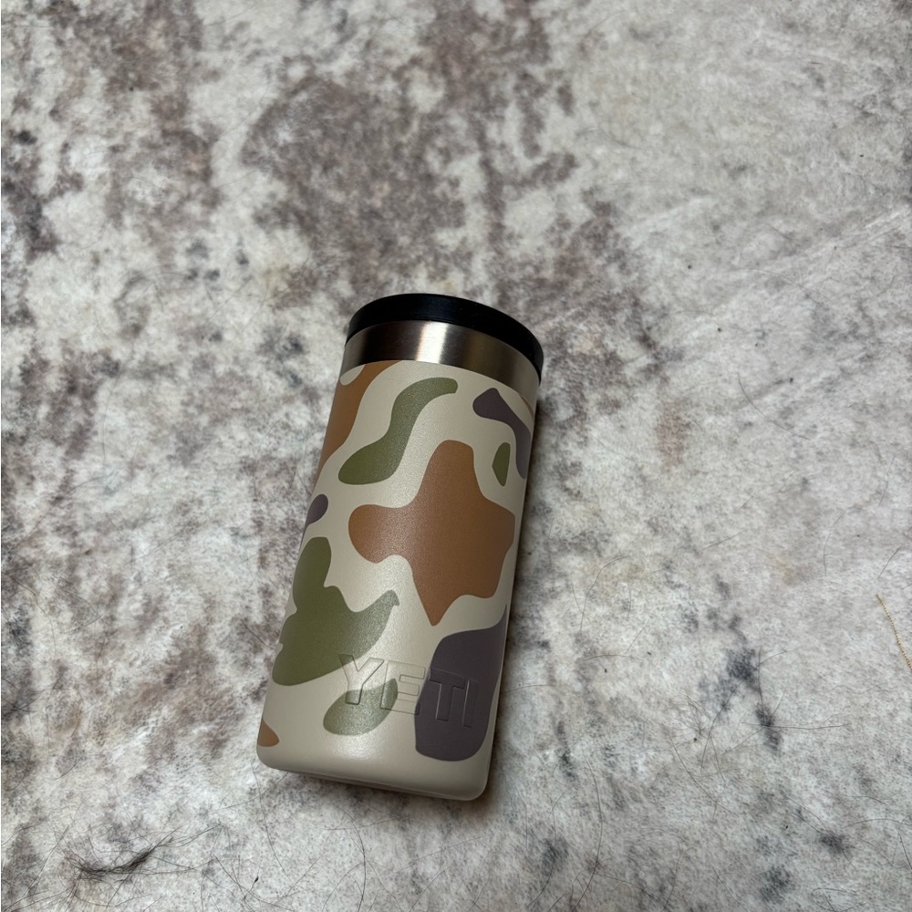 YETI Camo Container & 4 Tan Shotglass